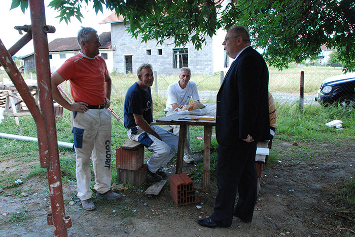 Ministar Bogdanić sa radnicima na gradilištu ambulante u Omarskoj